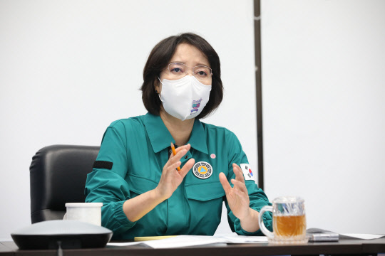 이영 중기부 장관이 6일 경기도 과천시 서울지방중소벤처기업청에서 태풍피해 긴급상황 점검회의를 소집하고 각 지방청을 화상으로 연결해 피해 현황을 점검하고 있다.  중기부 제공